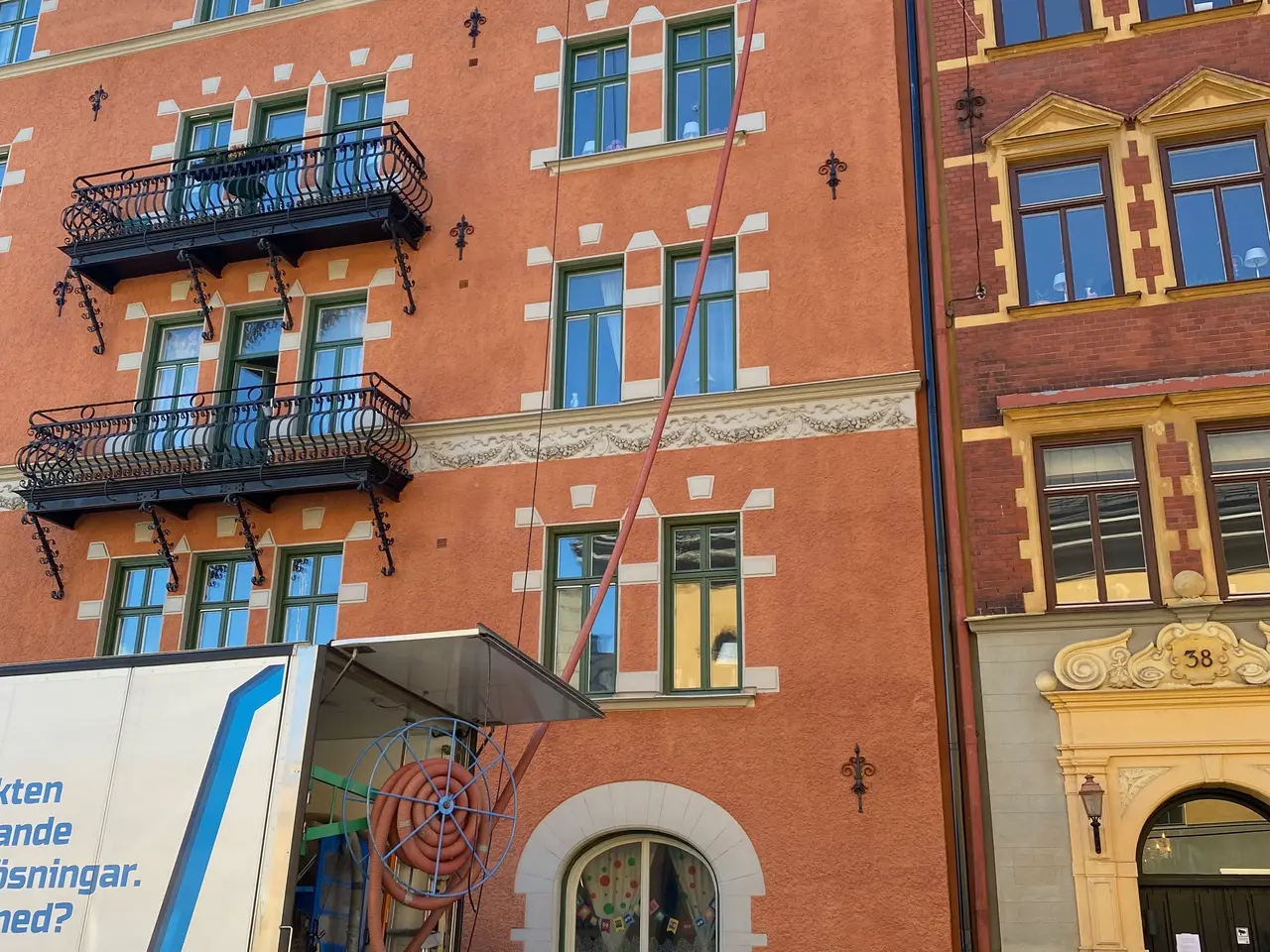 Föreningshus i tegel med Ekovillas bil på gården