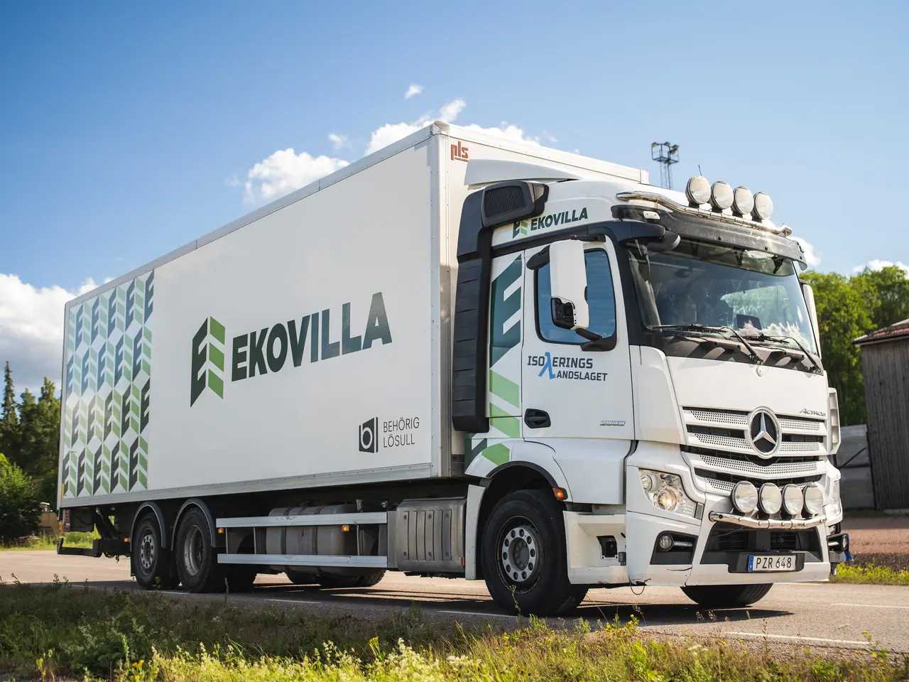 Ekovillas lastbil som lämnar depån